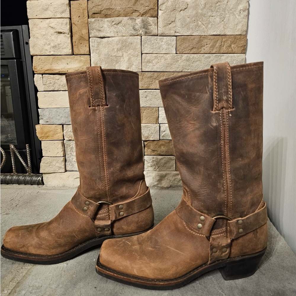 FRYE HARNESS 12R women’s LEATHER boots ALMOST NEW condition 77300-TAN SIZE 9.5